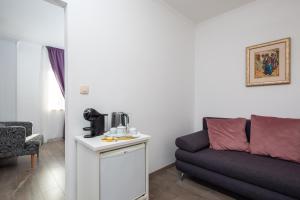 uma sala de estar com um sofá e uma mesa em Romantic Luxury Rooms em Split