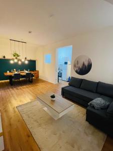 杜伊斯堡的住宿－modern * gemütlich * Nespresso * Terrasse * Netflix，客厅配有黑色沙发和桌子
