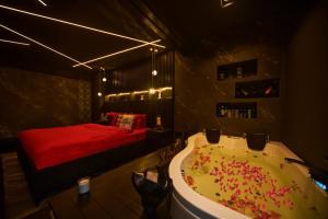 un bagno con vasca e un letto con zuccherini di Saygın Apartments a Istanbul