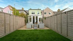 a backyard with a fence and a lawn at 9 Rose Hill in Beaumaris