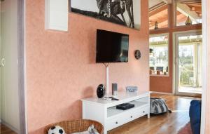 Munka-LjungbyにあるStunning Home In Munka-ljungby With 3 Bedroomsのリビングルーム(壁にテレビ付)