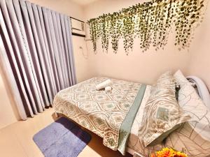 - une petite chambre avec un lit et une fenêtre dans l'établissement SCJ 1 Fully Furnished Home near SM Batangas, à Batangas City