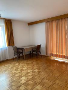 a dining room with a table and chairs in a room at Ruhige 4 Zimmer EG-Wohnung Z1 in Königsbronn