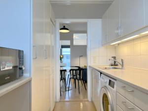 Kuchyň nebo kuchyňský kout v ubytování Three Bedroom Apartment In Valby, Langagervej 66,