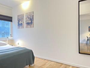 - une chambre avec un lit et un miroir dans l'établissement One Bedroom Apartment In Valby, Langagervej 64,, à Copenhague