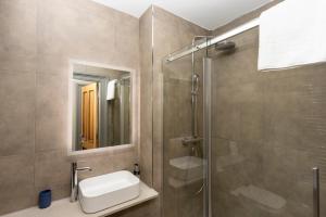 een badkamer met een douche, een toilet en een wastafel bij MONO Suites NEW TOWN in Edinburgh