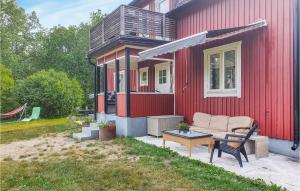 VimmerbyにあるNice Home In Vimmerby With 4 Bedrooms And Saunaの赤い家(ソファ、テーブル付)