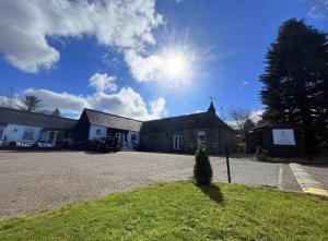 een huis met de zon in de lucht bij The 1645 Inn in Nairn