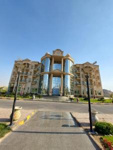 un gran edificio con una calle delante en Ramage Hotel & Resort en El Cairo