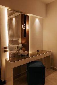 ein Ankleidezimmer mit einem Schreibtisch und einem Spiegel in der Unterkunft Ramage Hotel & Resort in Kairo