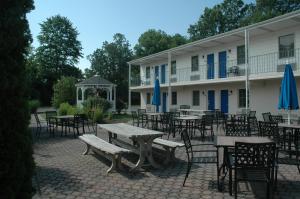 un groupe de tables et de chaises devant un bâtiment dans l'établissement St. Michaels Inn, à Saint Michaels