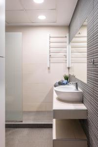 テッサロニキにあるAristotle Spot, City View Apartment by BiNoBi!の洗面台とシャワー付きのバスルーム +40枚の写真