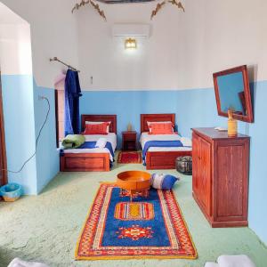 Giường trong phòng chung tại Riad bounaylat