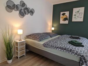 a bedroom with a bed and a green wall at K-TOWN GREEN Studio Apartment in Kaiserslautern