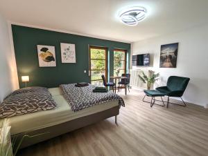 1 dormitorio con 1 cama, mesa y sillas en K-TOWN GREEN Studio Apartment, en Kaiserslautern