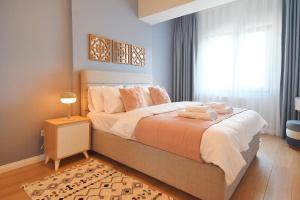 una camera da letto con un grande letto e una finestra di Cozy 1br Apt Perfect Blend Of Comfort & Style a Istanbul