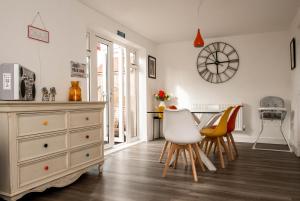 sala de estar con tocador, mesa y sillas en Spacious & Stylish 4-Bed House with Hot Tub in Prime Location, en Southampton
