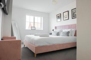 Ένα ή περισσότερα κρεβάτια σε δωμάτιο στο Spacious & Stylish 4-Bed House with Hot Tub in Prime Location