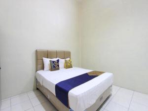 um quarto com uma cama com duas almofadas em SPOT ON 93245 Guet House Mulia Dua Syariah em Klaten