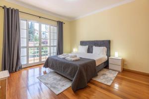 カニコにあるflowers island house 4のベッドと大きな窓のある寝室