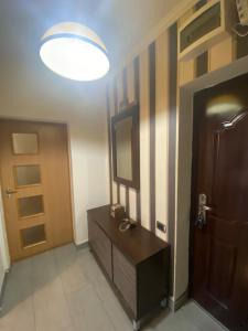baño con lavabo y espejo junto a una puerta en Luxuriant Arad Centru en Arad