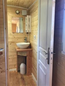 La salle de bains est pourvue d'un lavabo et d'un miroir. dans l'établissement ROULOTTE DE CHARME, à Saint-Genest-de-Bauzon