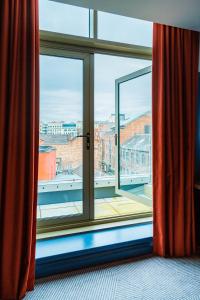 Nespecifikovaný výhled na hory nebo výhled na hory při pohledu z hotelu