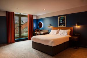 Postel nebo postele na pokoji v ubytování Ropewalks Hotel