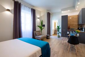 卡利亞里的住宿－ML Apartment Cagliari，一间卧室,卧室内配有一张床和一把椅子