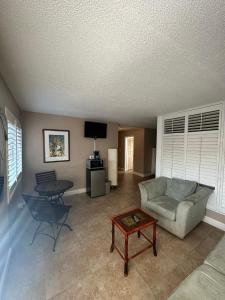 Tahitian Inn Boutique Hotel Tampa電視和／或娛樂中心
