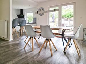 a kitchen and dining room with a table and chairs at Knutt 1 in Greetsiel