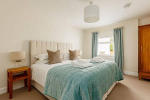 a bedroom with a bed with towels on it at Cove Lodge in Portland