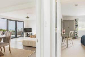 Μια τηλεόραση ή/και κέντρο ψυχαγωγίας στο Cove Lodge