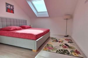 um quarto com uma cama com um cobertor vermelho e um tapete em Gemütliche Wohnung in Bissingen em Bietigheim-Bissingen