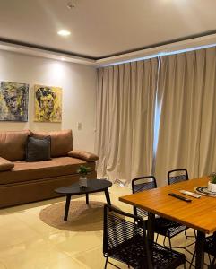 ein Wohnzimmer mit Sofa und Tisch in der Unterkunft Dptos Corrientes con cochera in Corrientes + 31 Fotos