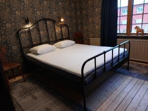 Postel nebo postele na pokoji v ubytování Vargheden B&B och trädgård