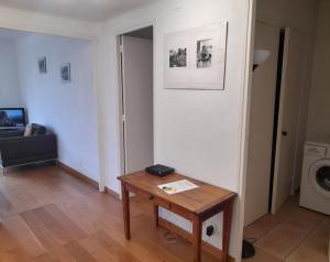 - un salon avec une table et un lave-linge dans l'établissement LE CENTRAL, à Montpellier
