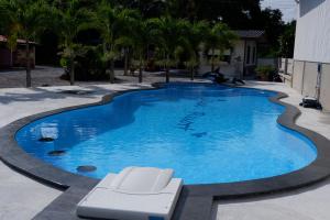 Swimming pool sa o malapit sa คลิ๊กรีสอร์ท (Click Resort)
