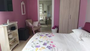 1 dormitorio con cama blanca y paredes moradas en Agriturismo La Dependance en Sorano