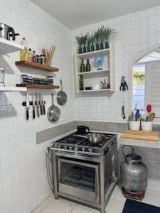 ครัวหรือมุมครัวของ Casa Amarela, para veraneio em Areia Dourada
