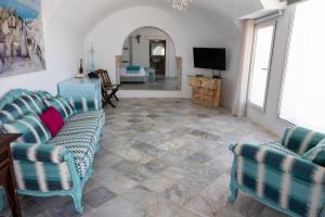 een woonkamer met 2 stoelen en een bank bij Dar Jamila La Dolce Vita au coeur de la Medina in Hammamet
