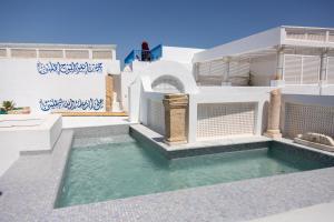een villa met een zwembad voor een huis bij Dar Jamila La Dolce Vita au coeur de la Medina in Hammamet