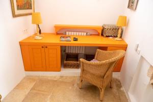 een bureau met 2 lampen en een stoel in een kamer bij Dar Jamila La Dolce Vita au coeur de la Medina in Hammamet