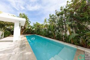 Villa Cassel: Villa avec piscine et vue sur le lac في تونس: مسبح في الحديقة الخلفية للمنزل