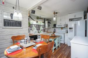 een keuken met een tafel en stoelen en een koelkast bij House Near Bju, Furman, & Town in Greenville