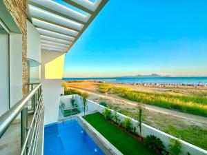 desde el balcón de una casa con vistas a la playa en Omnya Carthage Beachfront Luxury Villa, en Cartago