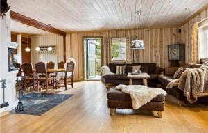 uma sala de estar com um sofá e uma mesa em Lovely Home In Dovre With Kitchen em Dovre