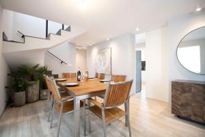 a dining room with a wooden table and chairs at Las vegas in Benicàssim