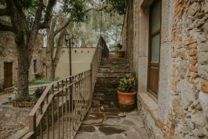eine Treppe, die zu einem Gebäude mit Bäumen führt in der Unterkunft Hacienda Real San Miguel de Allende in San Miguel de Allende