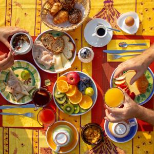 Una mesa cubierta con platos de desayuno y bebidas. en Colorado Hotel, en Lugano